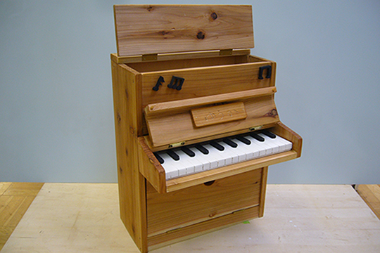 木製の作品　ピアノ